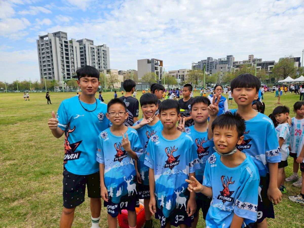 핏 솔루션의 가호 속에, 푸춘국민초등학교(富春國小)는 다시 한 번 폭우 속에서 삼관왕을 당당히 차지했다圖細胞營養之3