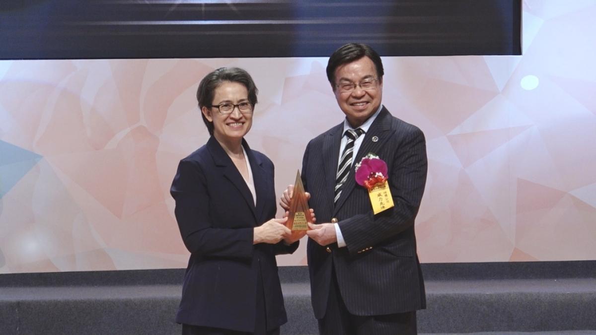 웰리선진, 옥산상·금거상 연속 수상; 왕 회장님이 이끄는 토탈스위스, ‘건강 칩 산업의 판을 여는 창시자, 건강 AI의 선도자, 백세 건강의 실천가’로 도약圖細胞營養之1