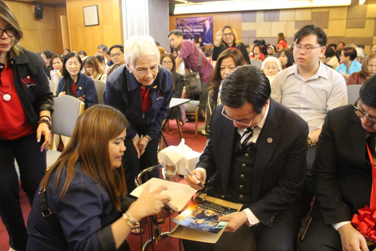 토탈스위스 필리핀 시장 고속 성장, 왕 회장님 현장 방문으로 사기 고취… 건강과 성공 함께 이끈다圖細胞營養之8