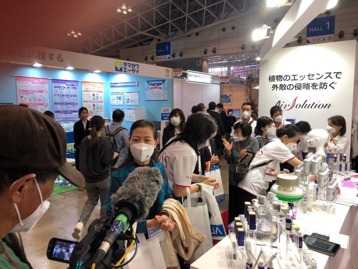 메디컬 재팬 도쿄(Medical Japan Tokyo) 종합 전시 Day2, TBS가 응원, 유명 기자가 토탈스위스를 취재하고 열기는 더욱 뜨거워졌다圖細胞營養之6